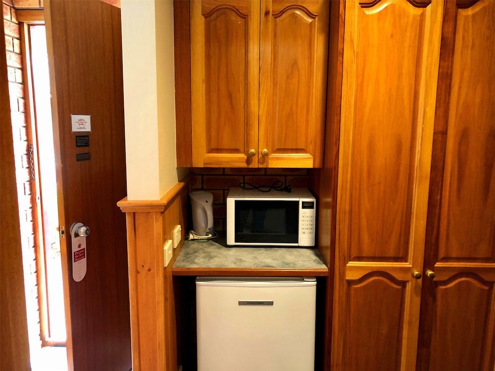 Victoriana Motor Inn Standard Double Room 5