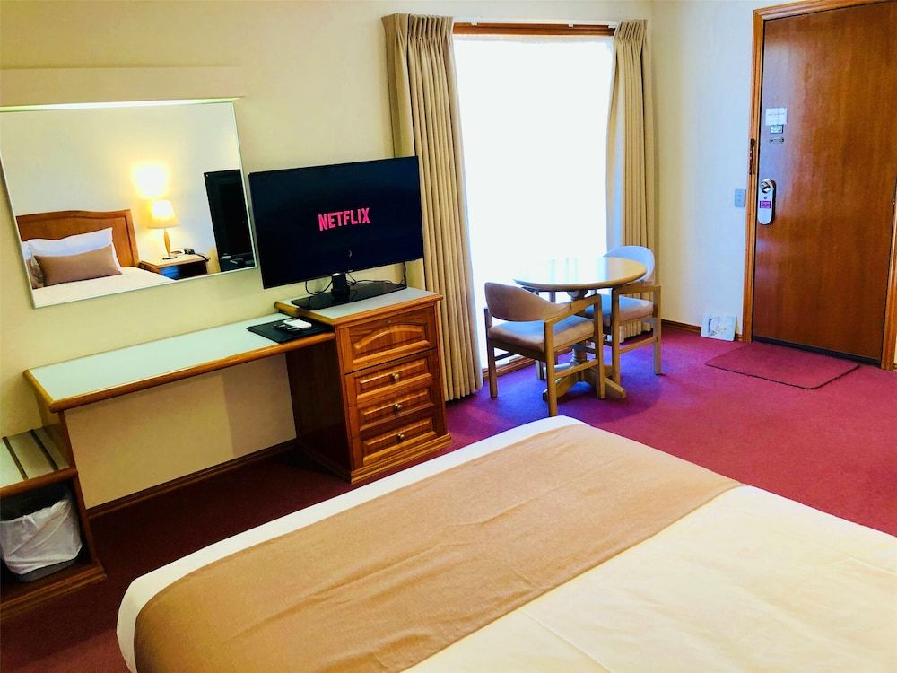 Victoriana Motor Inn Deluxe Spa Queen Suite - 1 Queen bed 2