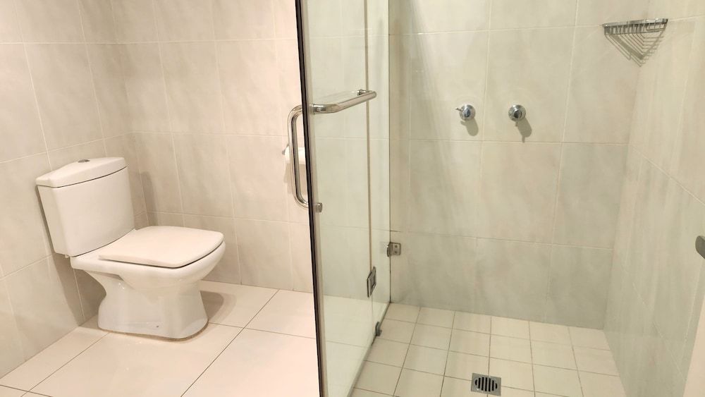 The Grand Motel Deluxe King Room 4