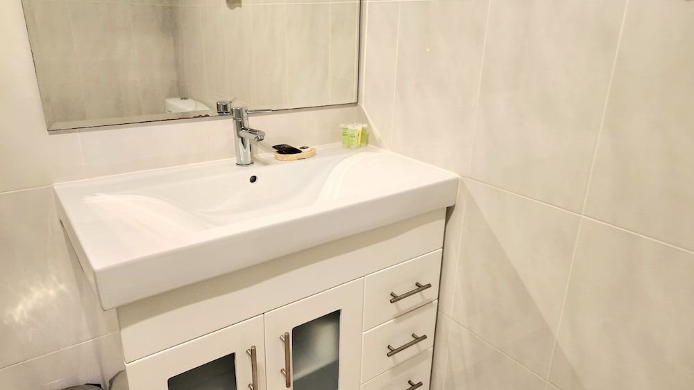 The Grand Motel Deluxe King Room 5