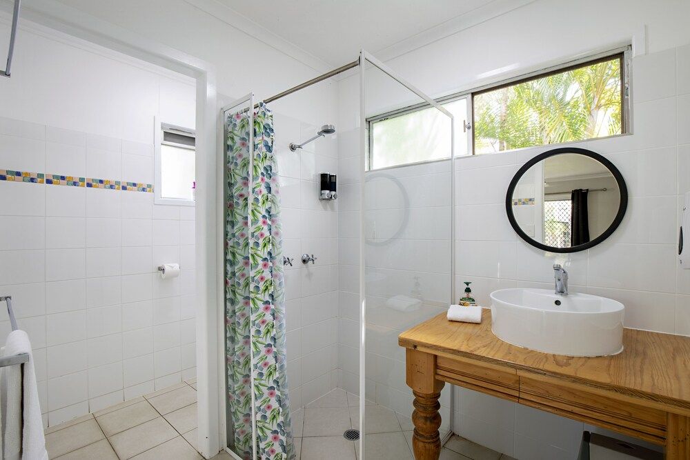 Bush Village Holiday Cabins Deluxe Villa, 2 Bedrooms 3