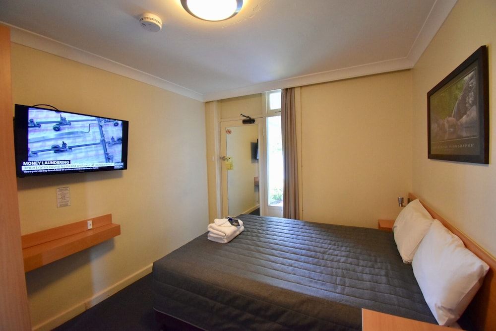 Townhouse Motel Standard Room, Non Smoking (Budget Queen Room)