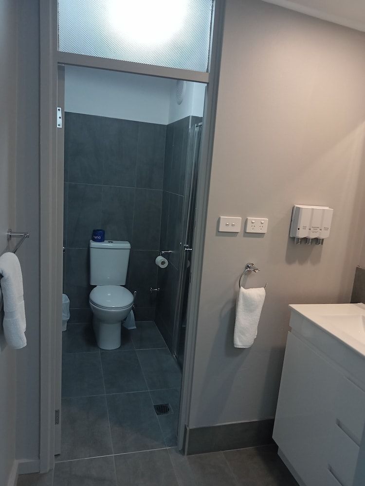 Solomon Inn Wollongong King Room 2