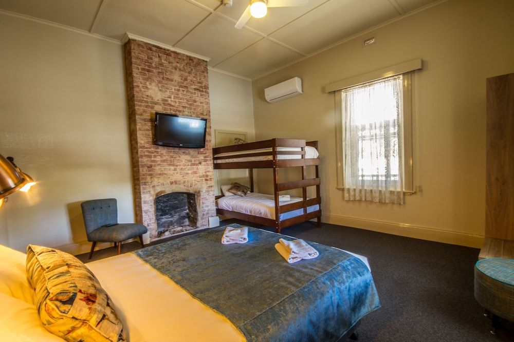 Pretoria Hotel Family Room (1 Queen & 1 Bunk) 3