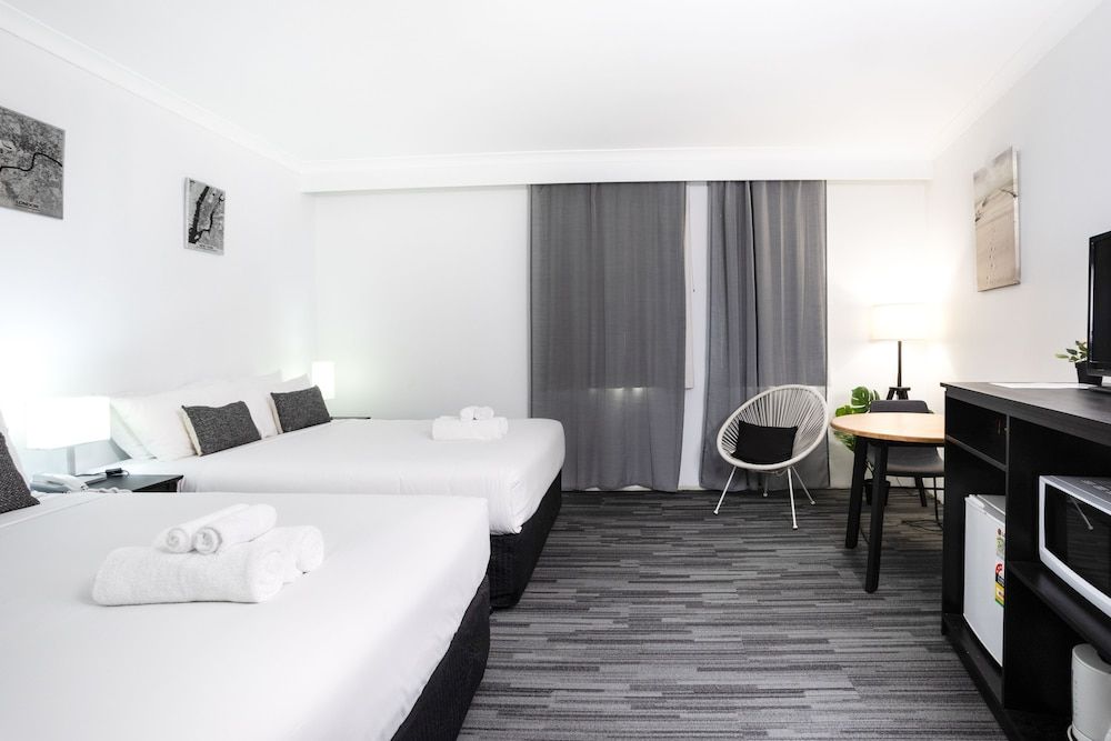 Joondalup City Hotel Deluxe Double Room, 2 Queen Beds 3