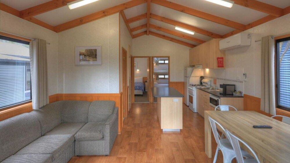 Yea Riverside Caravan Park Family Cabin 4