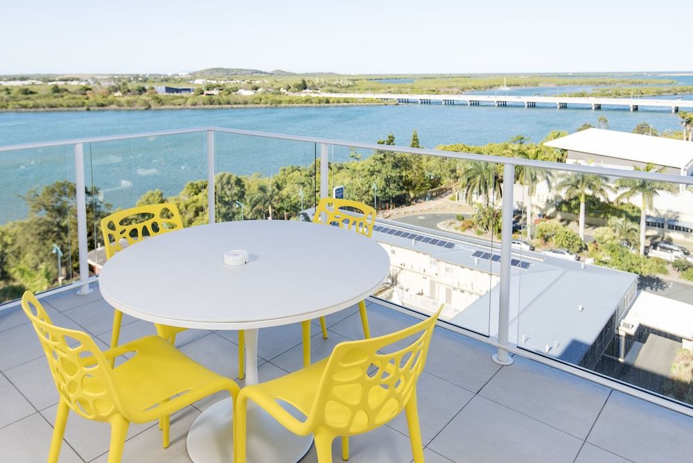 Riviera Mackay One Bedroom Riverview Apartment with balcony 3
