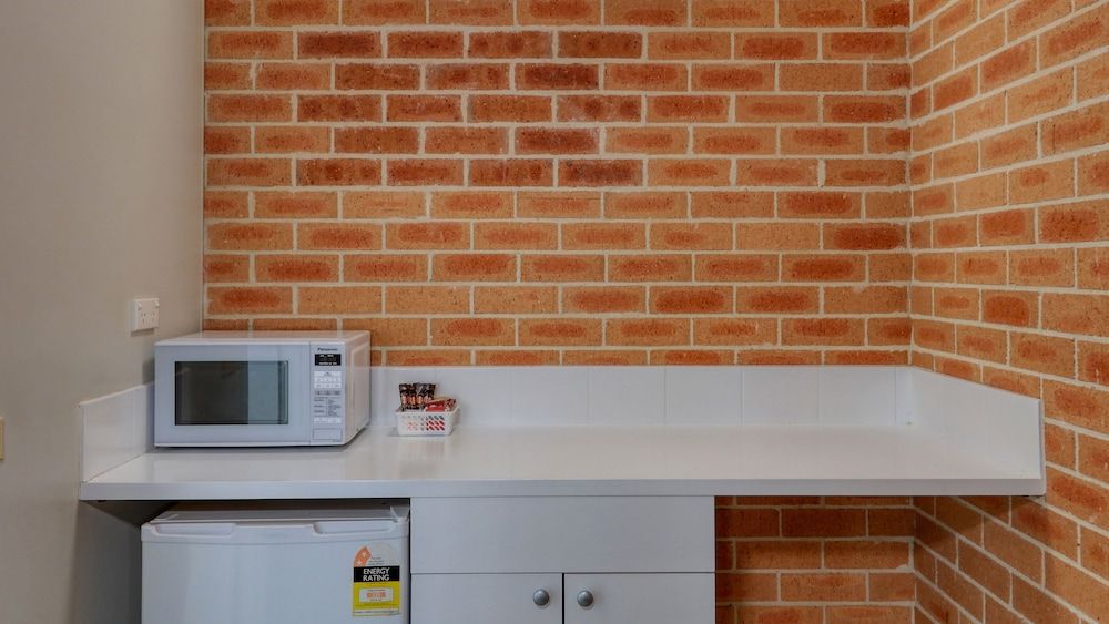 Country Gardens Motor Inn Spa Room 3