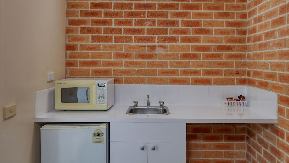 Country Gardens Motor Inn Disabled Room 3