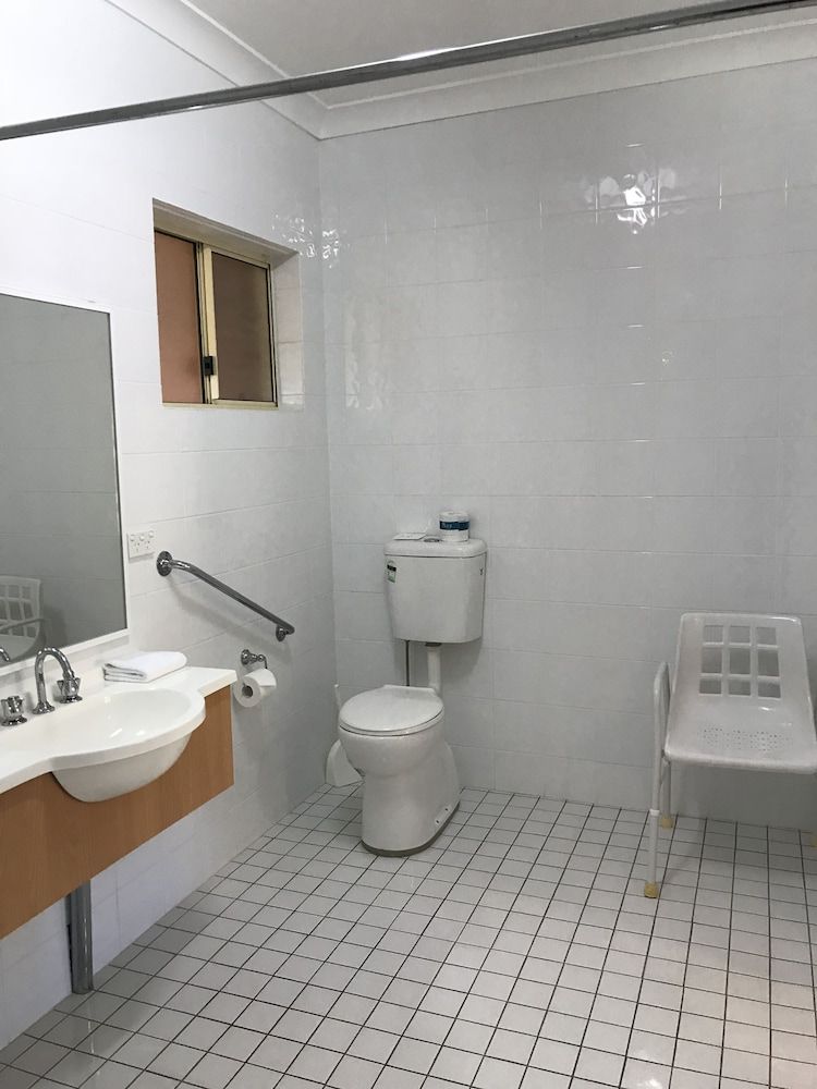 Country Gardens Motor Inn Disabled Room 4