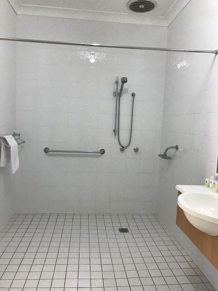 Country Gardens Motor Inn Disabled Room 5