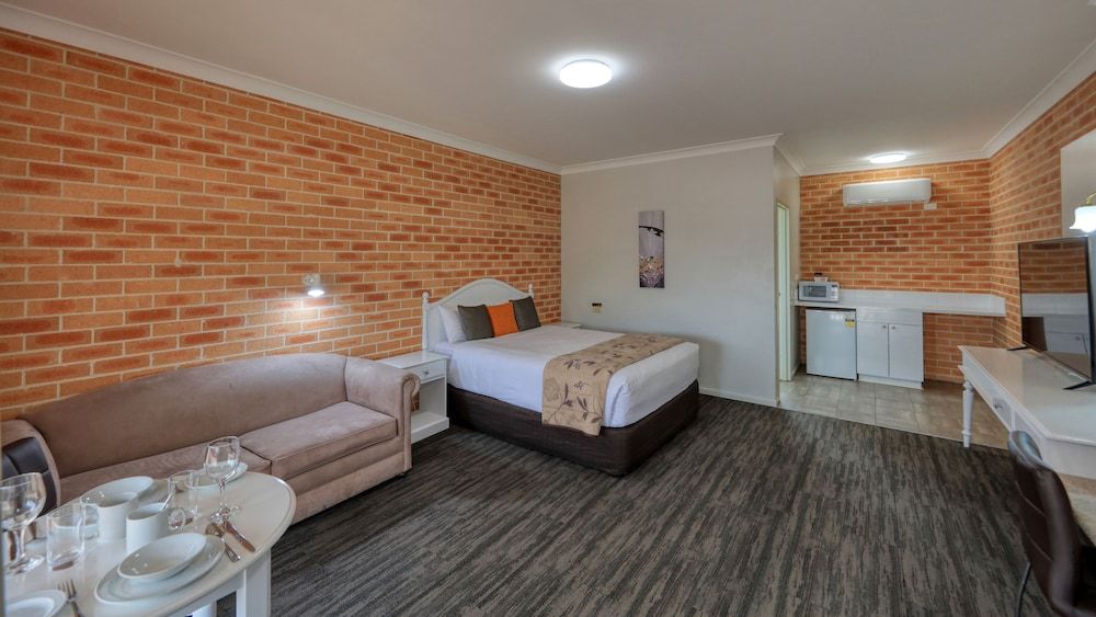 Country Gardens Motor Inn Spa Room 2