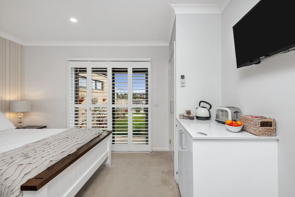 The Oxley Estate Luxury Queen Room with Spa 2