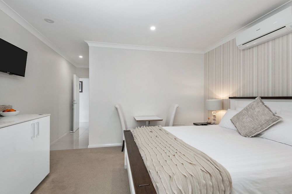 The Oxley Estate Luxury Queen Room with Spa