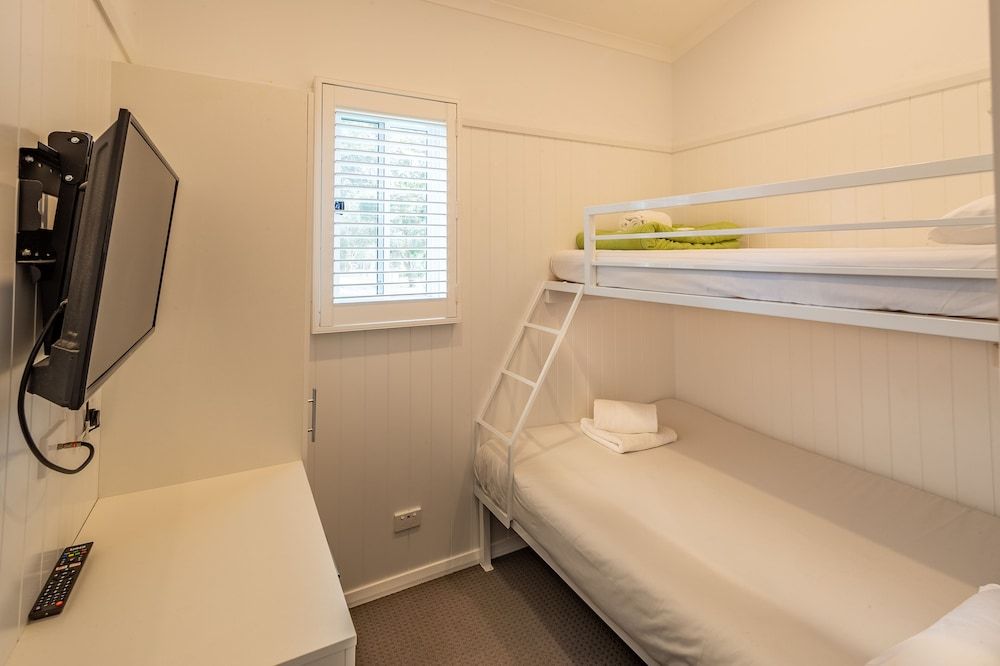 Ingenia Holidays Bonny Hills Deluxe Cabin, 3 Bedrooms 4