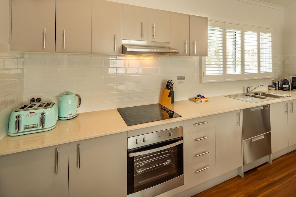 Ingenia Holidays Bonny Hills Deluxe Cabin, 3 Bedrooms 6