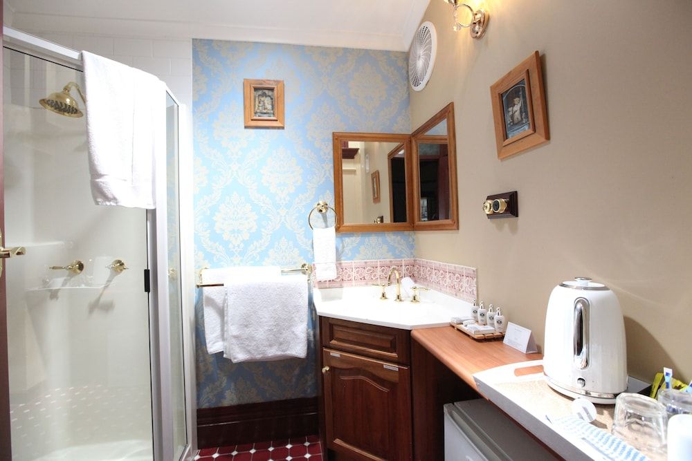 The Grand On Macfie Premium King Suite 4