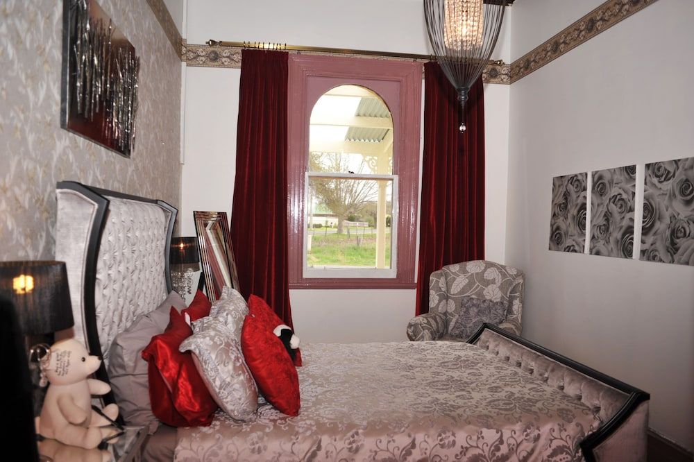 Must Love Dogs B&b Chandelier Suite