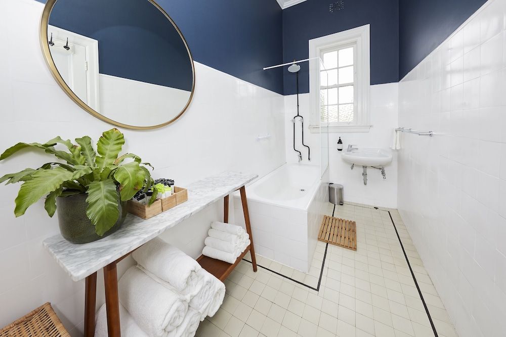 Bridgeview Hotel Willoughby Triple Room, Shared Bathroom 3