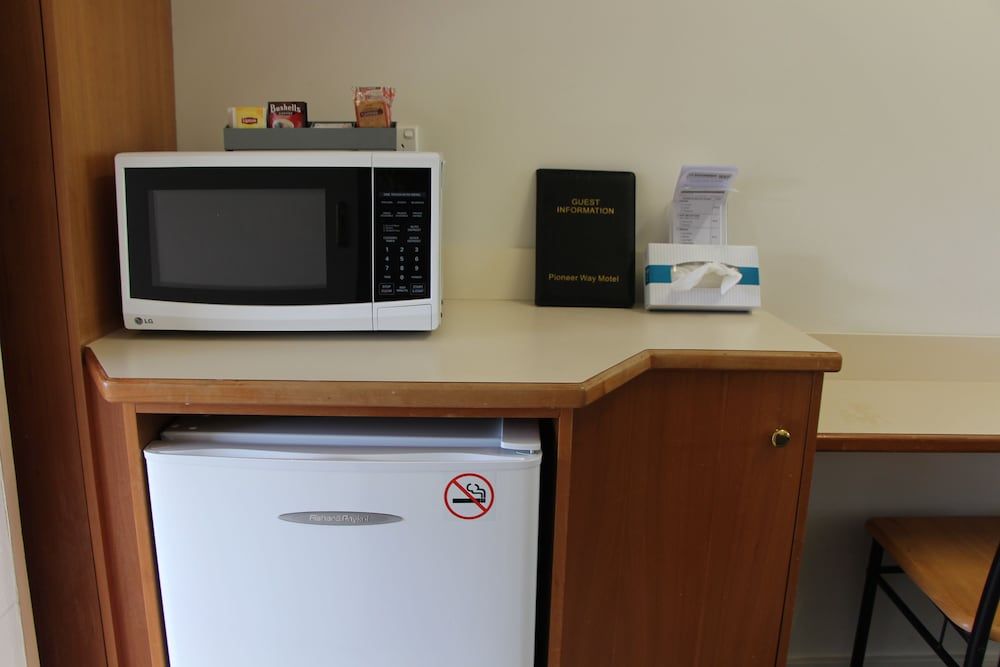 Pioneer Way Motel Standard Room, 1 Queen Bed (Upstairs) 5