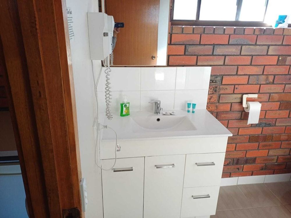 Coorrabin Motor Inn Standard Room 8