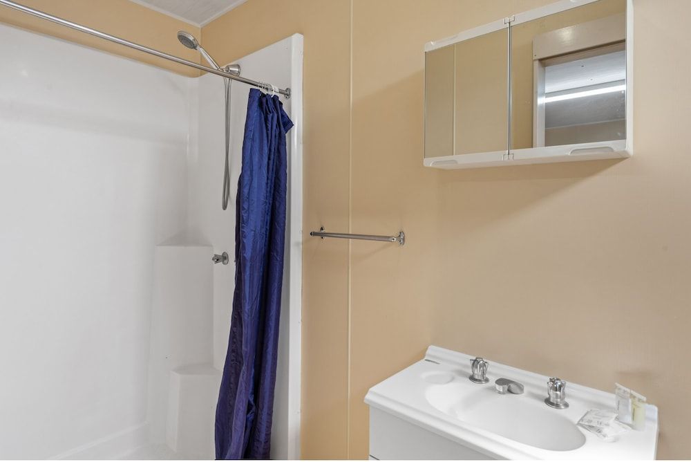 Discovery Parks - Blackwater Standard Cabin (Sleep 2)