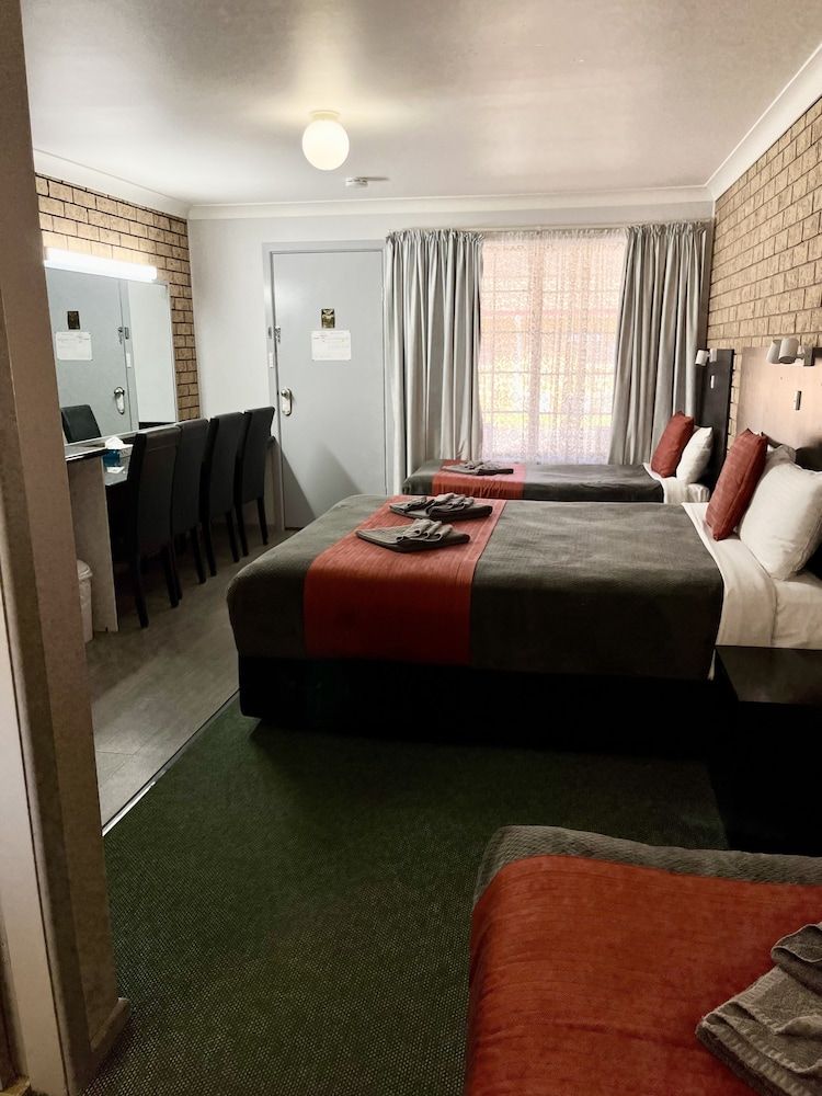 Gilgandra Motel Family, 1 Queen, 2 Singles 2