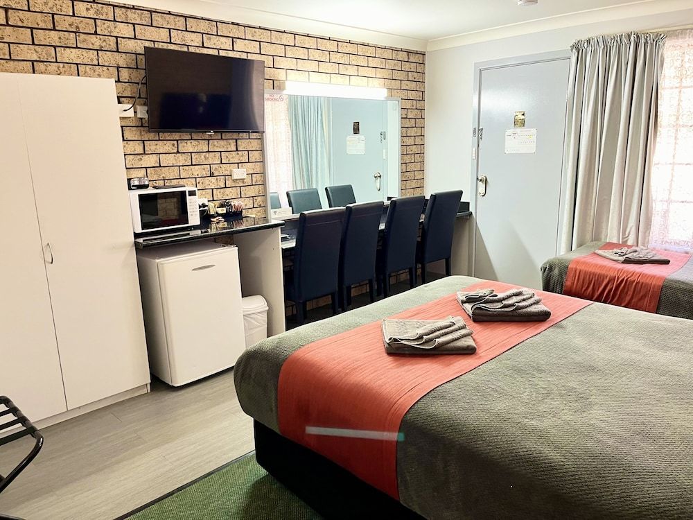 Gilgandra Motel Family, 1 Queen, 2 Singles 4