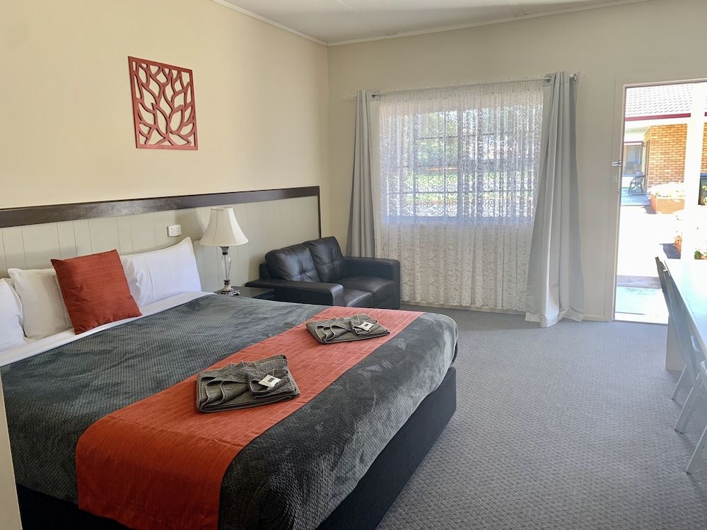 Gilgandra Motel Deluxe King 2