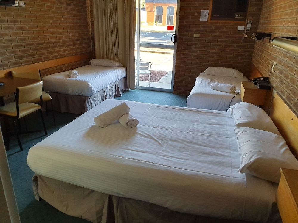 Corowa Golf Club Motel Standard Suite, 1 Bedroom, Non Smoking, Kitchenette (Triple Room) 3
