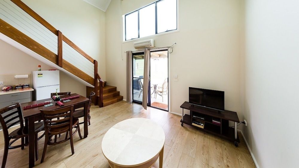 Hillview Farmstay Loft Cottage Two Bedrooms 4