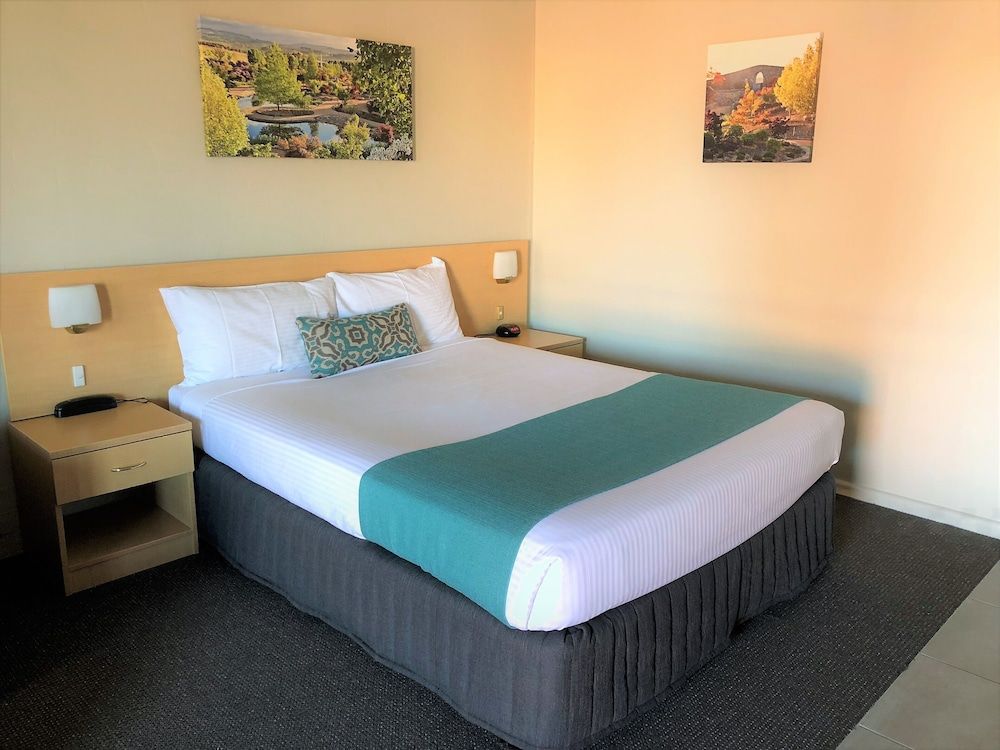 Bathurst Motor Inn Deluxe Twin Room 2