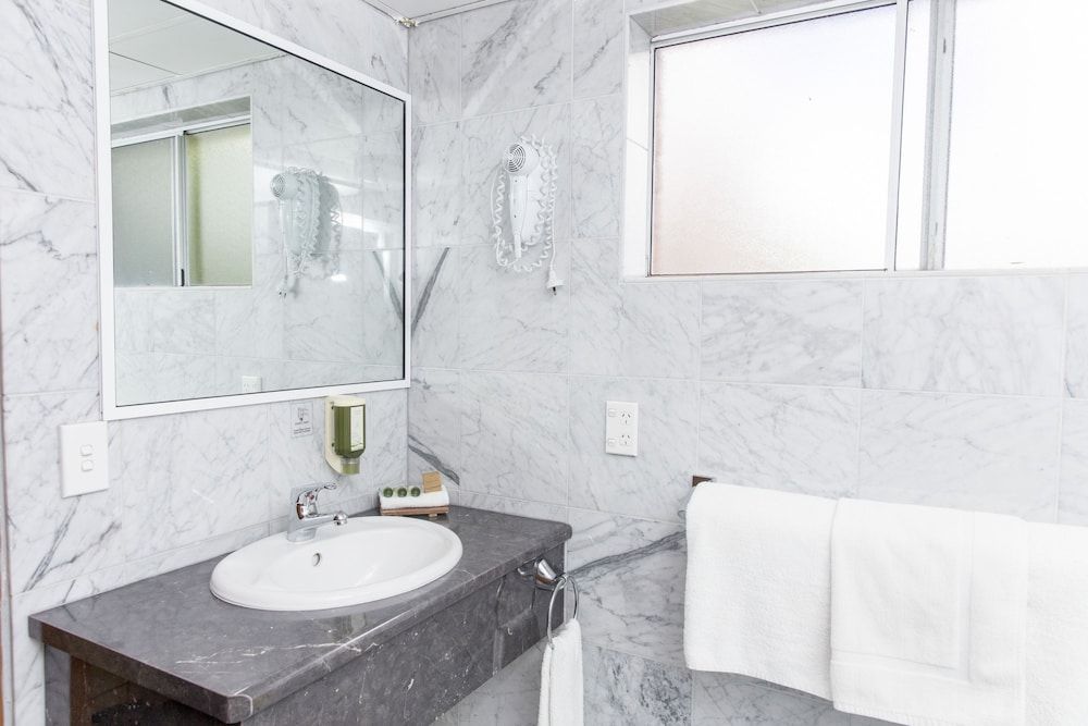 Bathurst Motor Inn Deluxe Twin Room 7