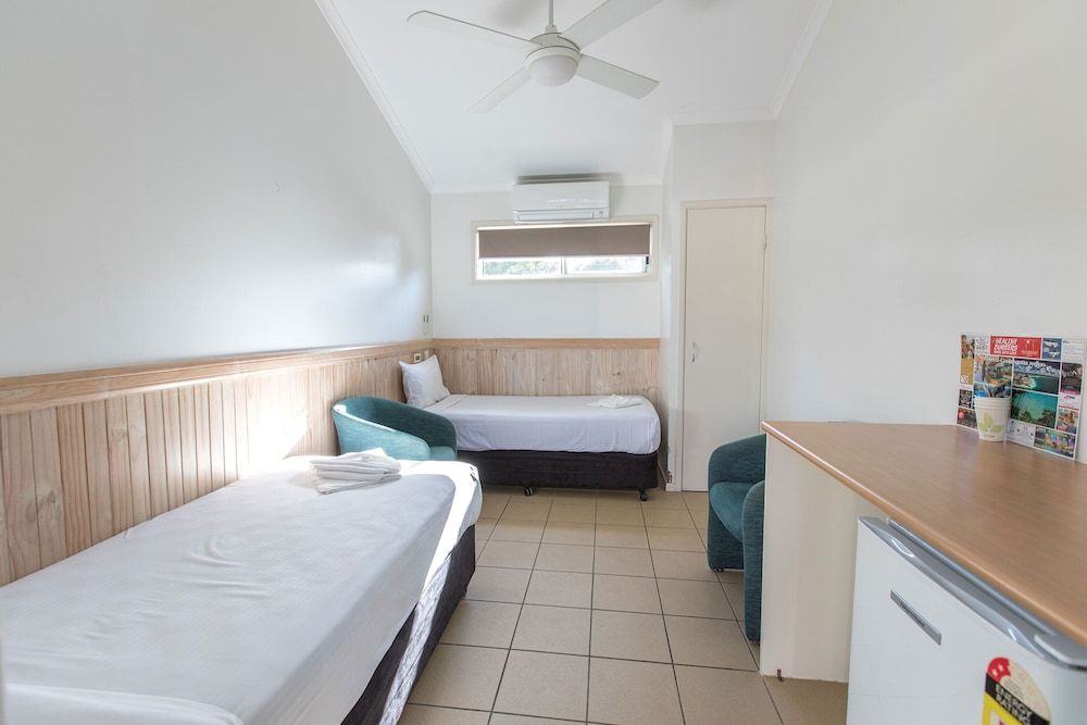 Standard Room, Non Smoking, Shared Bathroom (Lodge - S Bed Standard)
