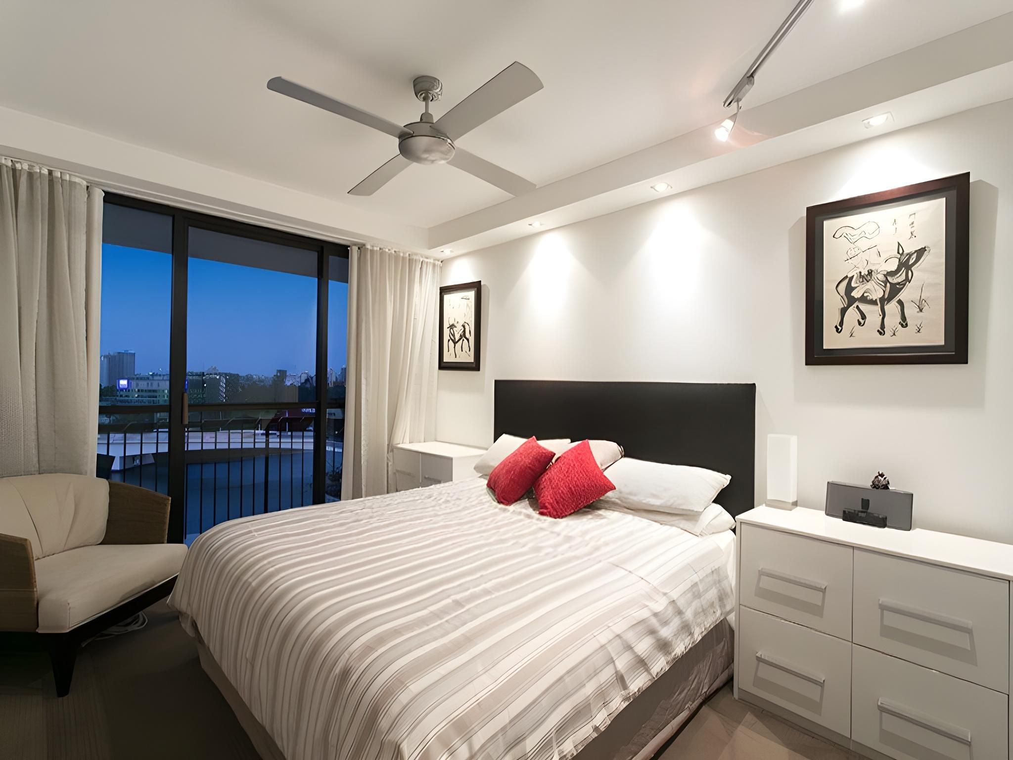 Studio - 1 Queen Bed
