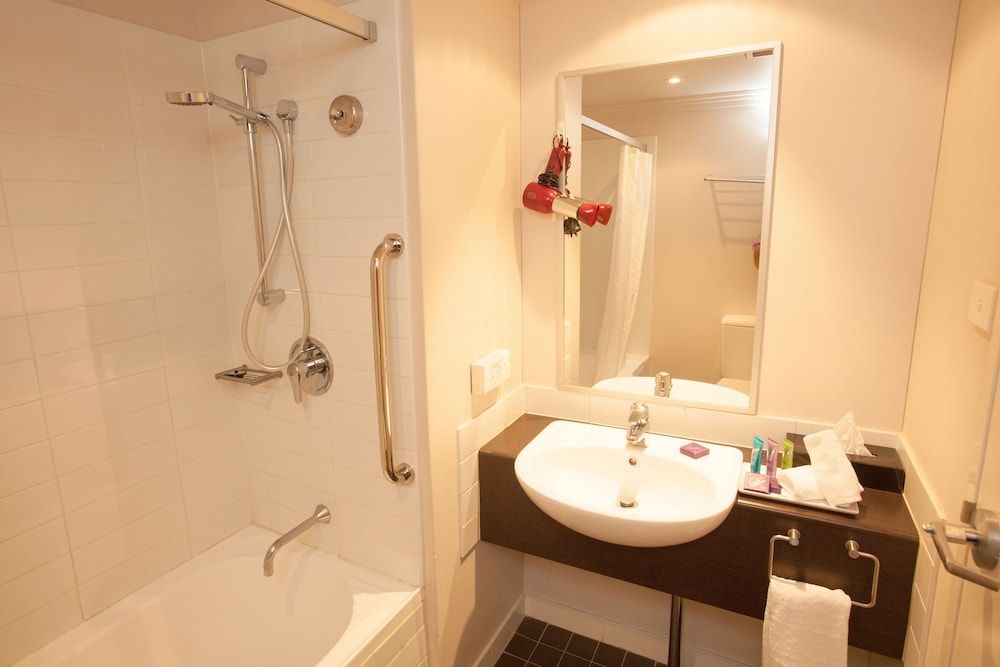 Wine Country Motor Inn Executive Twin Room 4