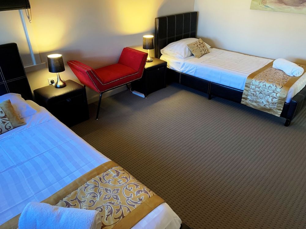 Gazebo Motor Inn Family House