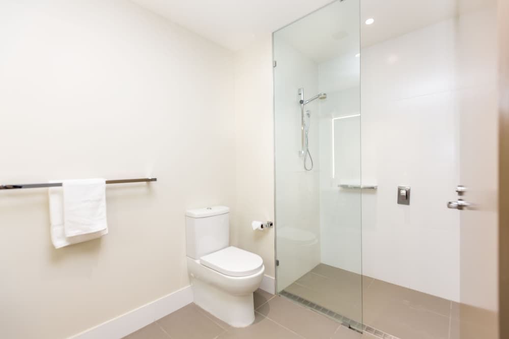 Calamvale Suites and Conference Centre Executive Suite, 1 King Bed 5