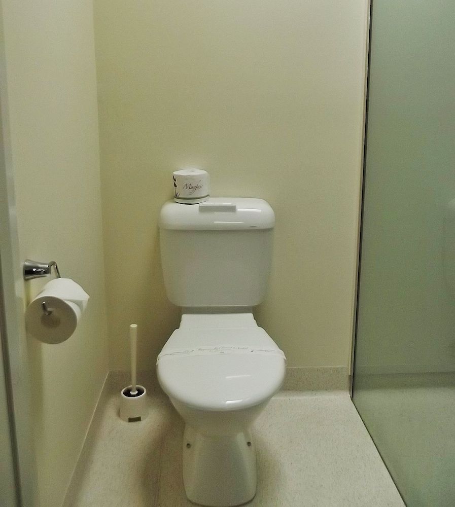 Heyfield Railway Hotel Deluxe Room, 1 Queen Bed, Jetted Tub 3