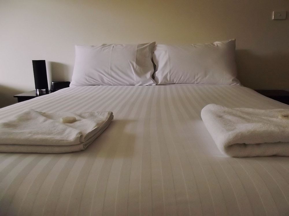 Heyfield Railway Hotel Deluxe Room, 1 Queen Bed, Jetted Tub 2