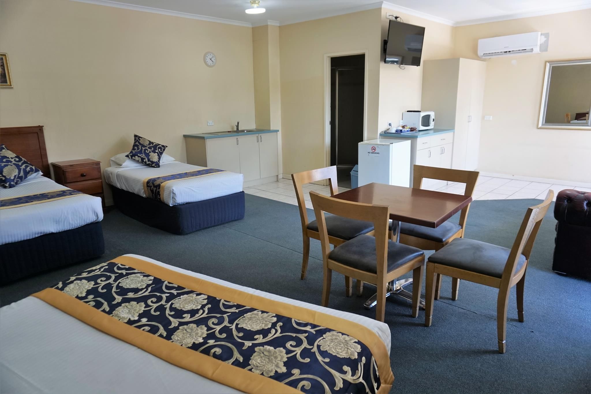 Jacksons Motor Inn Deluxe Family Room Sleeps5