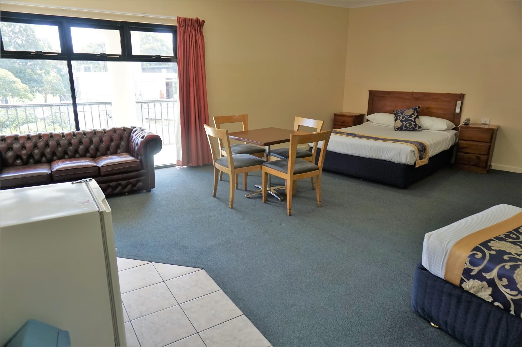 Jacksons Motor Inn Deluxe Family Room Sleeps5 3