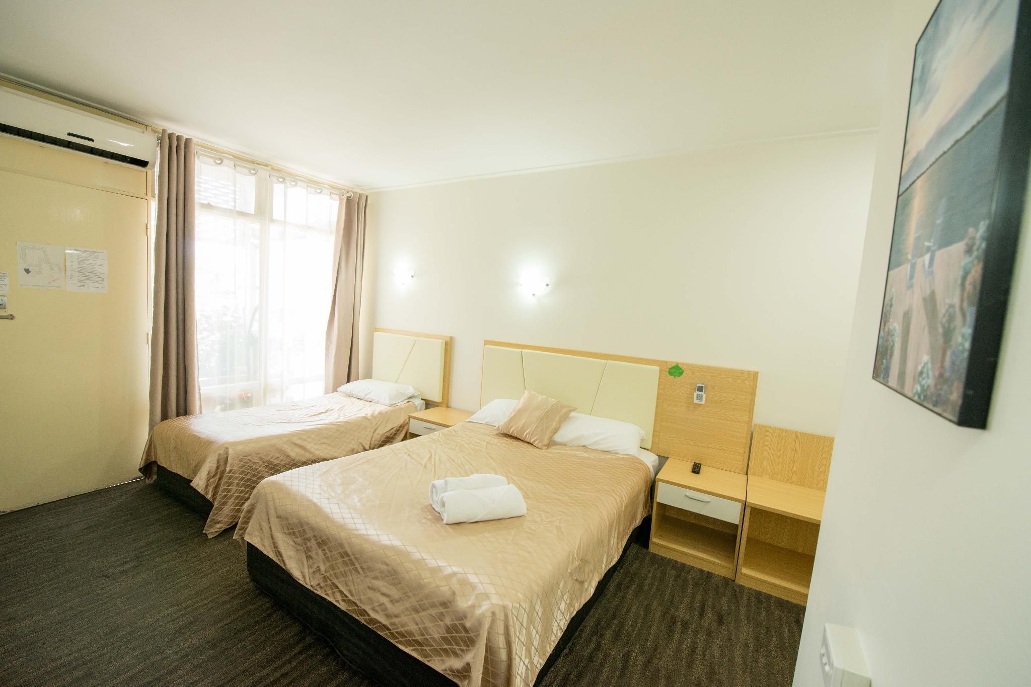 Jacksons Motor Inn Deluxe Twin Room 2