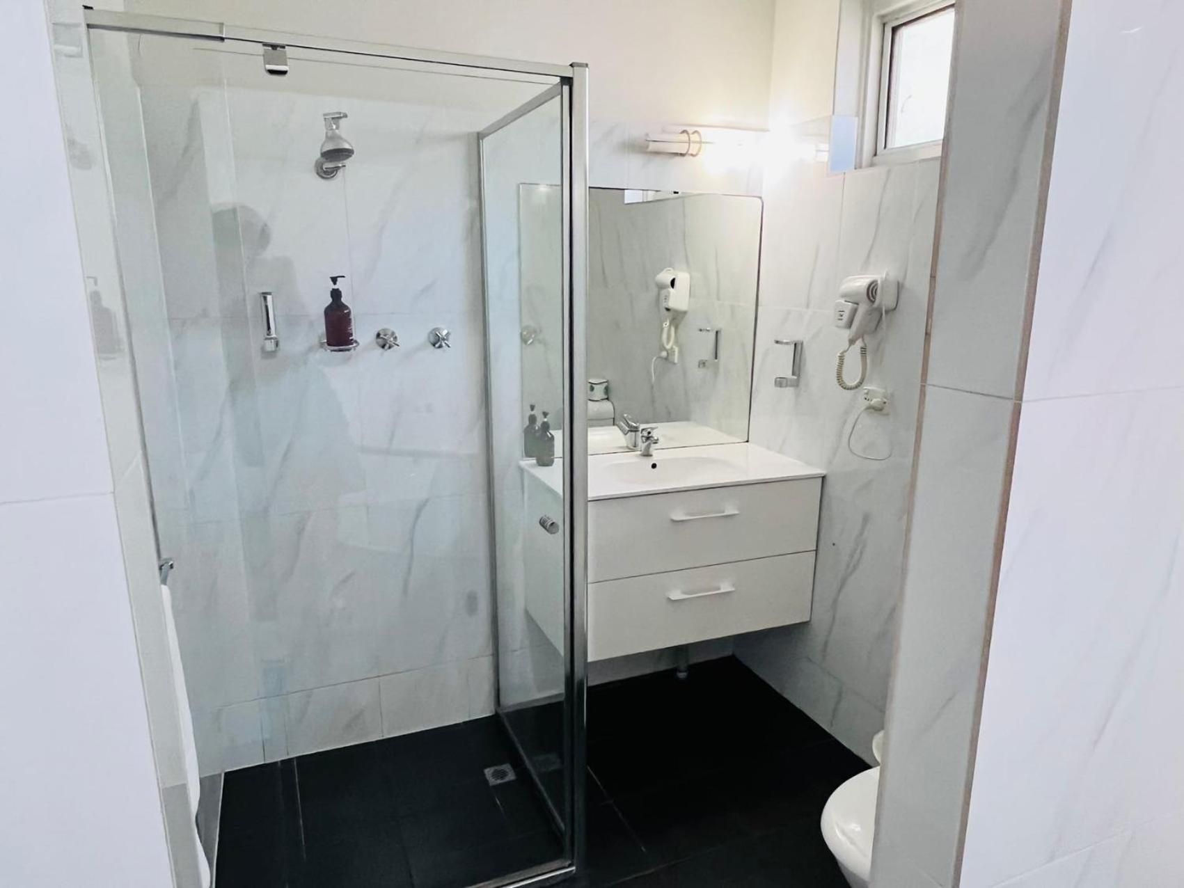 Jacksons Motor Inn Deluxe Double or Twin Room with Spa Bath 3