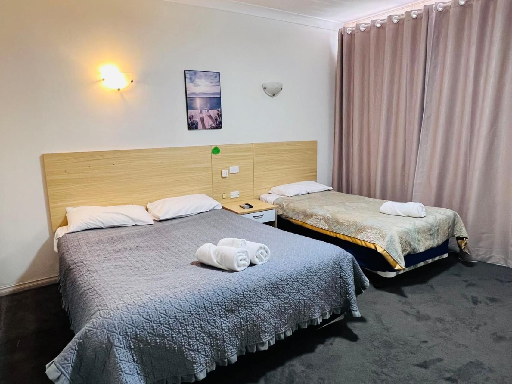 Jacksons Motor Inn Deluxe Double or Twin Room with Spa Bath