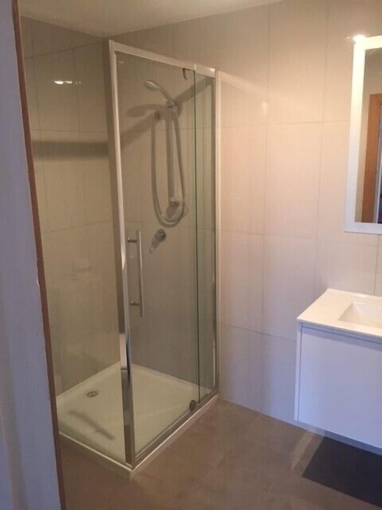 Empire Hotel Queenstown Queen Room, Ensuite 3