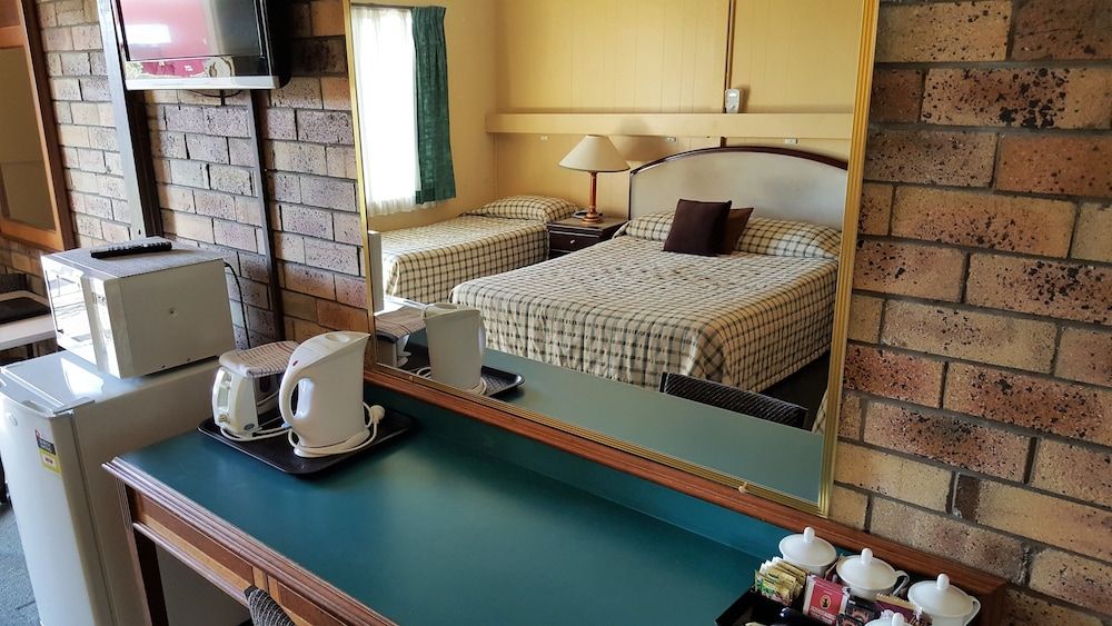 Centre Point Mid City Motor Inn Queen Family (Upstairs) 2