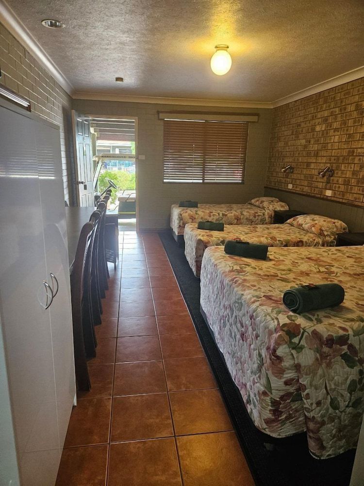 Barcaldine Country Motor Inn Deluxe Quadruple Room
