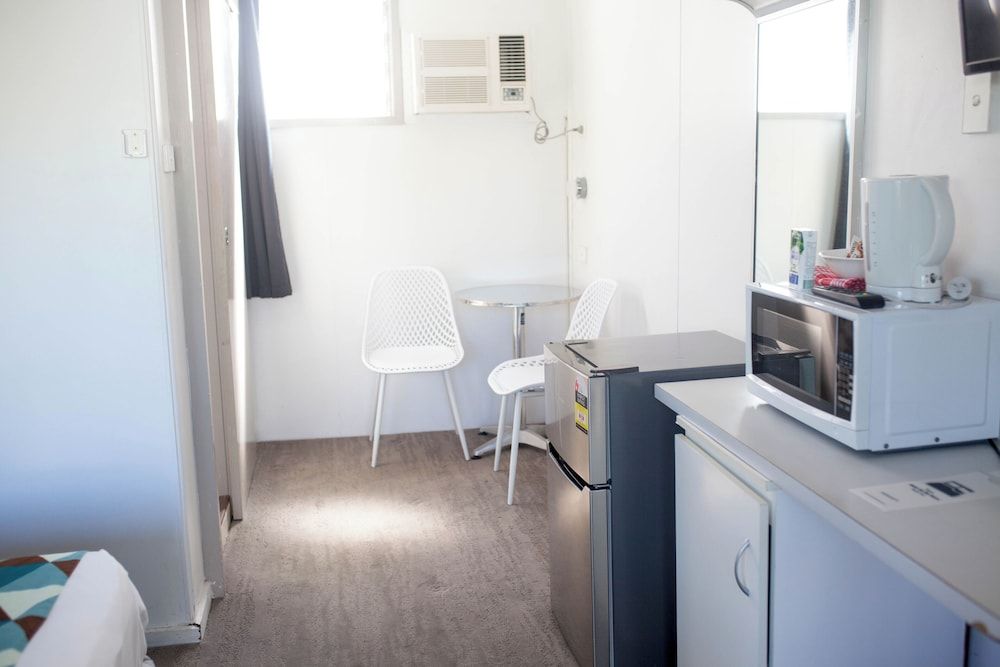 Cairns City Motel Queen Ensuite Room 20