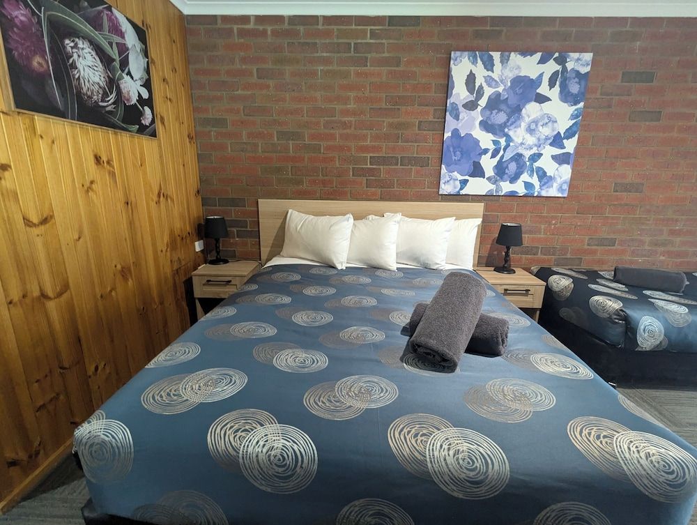 Kyabram Country Motel Family Room, Multiple Beds 4